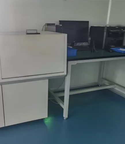 Hitachi U-4100 Spectrophotometer